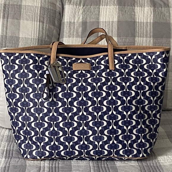 Signature style tote - Picture 7 of 16